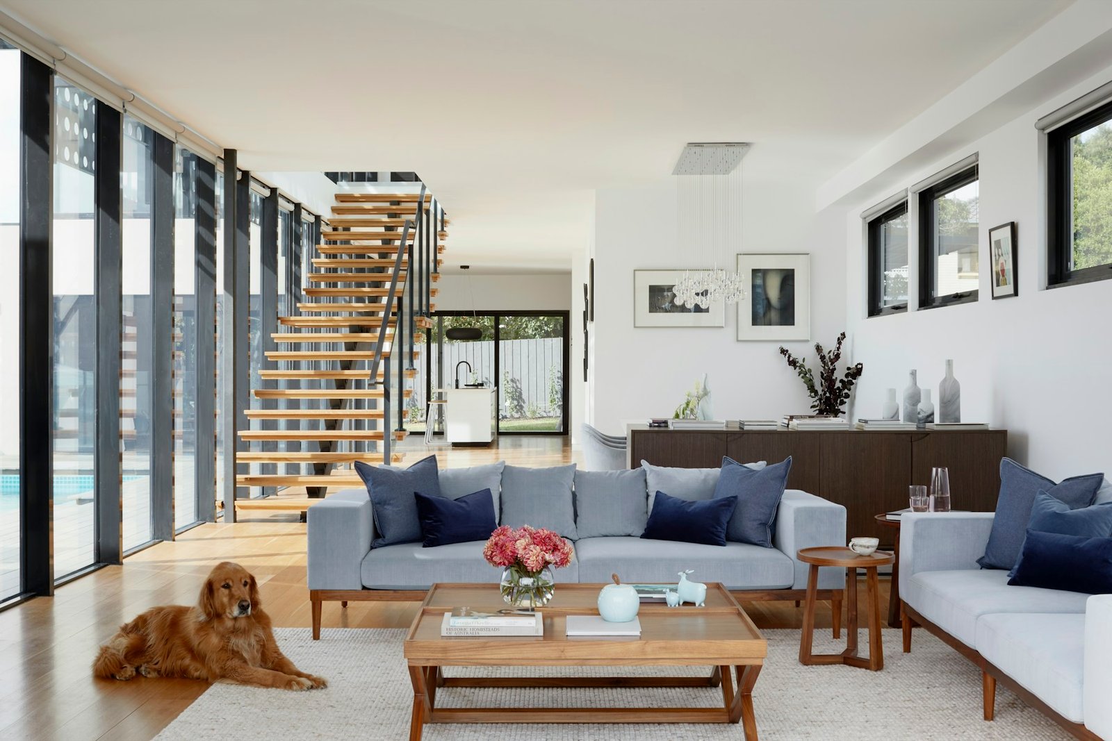 Espacio interior contemporáneo con revestimientos decorativos